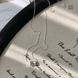 Collier chaîne à billes en argent S925 avec pendentif cylindrique texture glacée