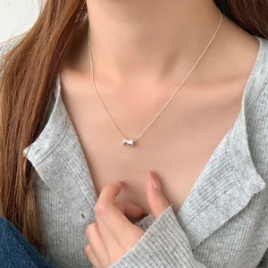 Collier minimaliste en argent sterling S925 avec pendentif cylindre sur mannequin