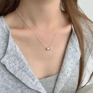 Collier minimaliste en argent 925 avec pendentif perle cylindrique à texture martelée