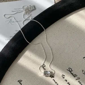 Collier en argent sterling S925 avec pendentif cylindre alvéolé sur une chaîne à billes