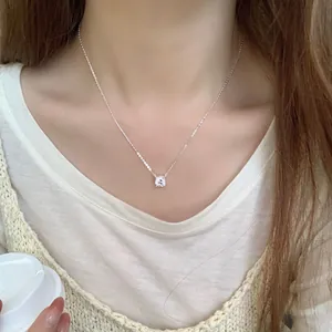 Collar minimalista de plata de ley S925 con un colgante redondo de diamante solitario