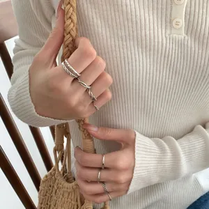 Ensemble de bagues torsadées vintage en argent S925 portées par un mannequin