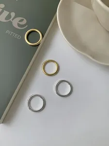 Detail van minimalistische S925 sterling zilveren ringen in goud en zilver set van vier