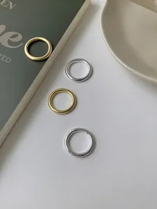 Macro-opname van S925 sterling zilveren ringen in goud en zilver, minimalistisch design