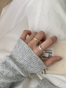 Detailopname van minimalistische S925 sterling zilveren ringen in goud en zilver