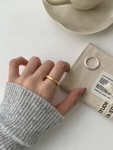 Minimalistische S925 sterling zilveren ring in goud en zilver om de vinger gedragen