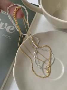 Dettaglio della collana a due strati in argento S925 con perline e chiusura regolabile