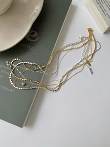 Dettaglio della collana a due strati in argento S925 con catene a perline oro e argento