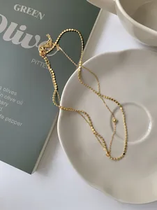 Dettaglio della collana a doppio strato in argento sterling S925 con finitura oro
