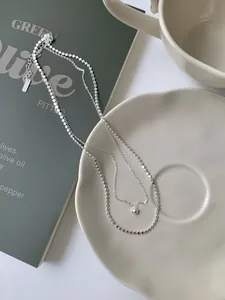 Dettaglio ravvicinato della collana a doppio strato in argento sterling S925 con marchio s925