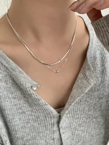 Dettaglio di una collana a doppio strato in argento sterling S925 indossata sulla clavicola