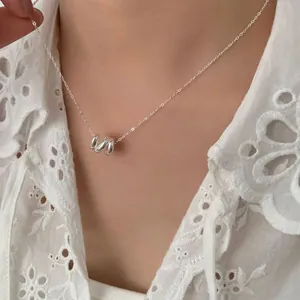 Collier minimaliste en argent S925 à couches géométriques sur chemise en dentelle