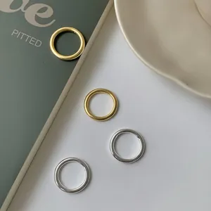 Minimalistische S925 sterling zilveren ringenset in gepolijst zilver en mat goud