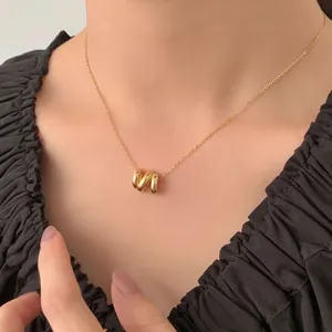 Élégant collier géométrique ondulé en argent S925 doré porté par un mannequin chic