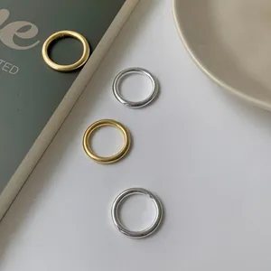 Minimalistische S925 sterling zilveren ringen set in gepolijst goud en mat zilver