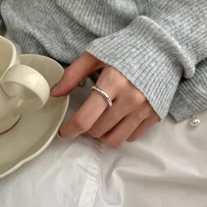 Minimalistische S925 sterling zilveren gepolijste brede ring in een lifestyle setting