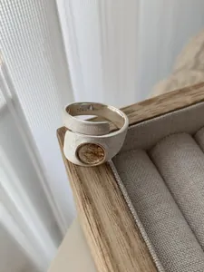 Vue macro d'une bague en argent S925 avec une pierre de quartz rutilé naturel sertie