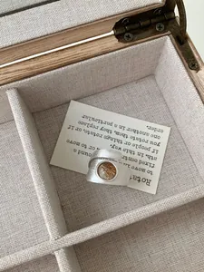 Détail d'une bague irrégulière en argent S925 avec quartz rutilé et écrin en bois