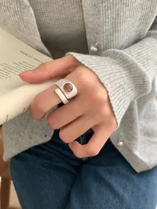 Vue macro d'une bague en argent S925 irrégulière ornée d'un quartz rutilé rond