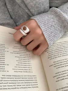 Détail macro d'une bague en argent S925 avec quartz rutilé doré sur un livre