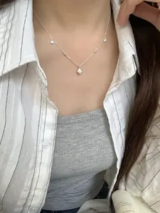 Détail du collier étoile en argent S925 avec de délicats pendentifs porté par un mannequin
