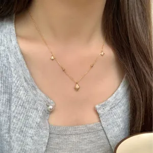 Élégant collier étoile en argent S925 avec finition dorée porté sur le cou d'une femme