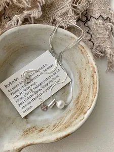 Detail van S925 zilveren ketting met AG925-keurmerk en elegante parelhanger