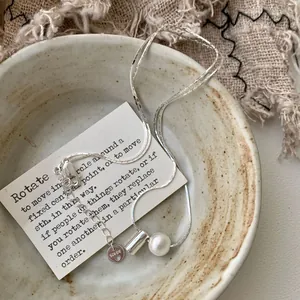 Minimalistische S925 sterling zilveren ketting met witte parel en zilveren cilinder hanger