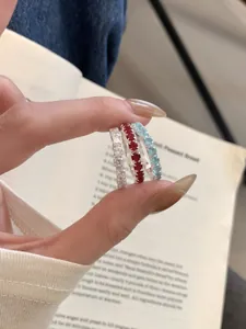 Gros plan de bagues élastiques en argent S925 avec zircons colorés sur les doigts