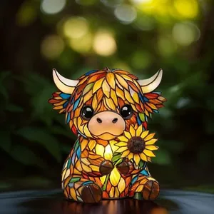 Dettaglio della lampada LED mucca Highland in mosaico colorato con un girasole