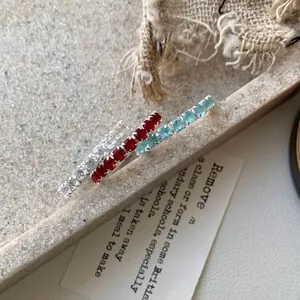 Ensemble de trois bagues élastiques en argent S925 avec zircons colorés sur plateau