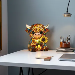 Dettaglio della lampada da notte colorata a forma di mucca Highland con girasole
