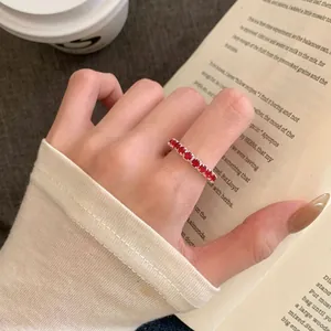 Bague élastique en argent S925 ornée d'une rangée de zircons rouges éclatants