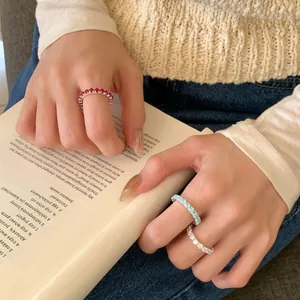 Bagues éternité en argent S925 avec zircons colorés dans un décor de style de vie chaleureux