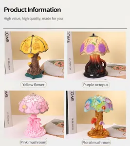 Detalle de lámparas de resina con textura de madera y diseños florales de setas mágicas