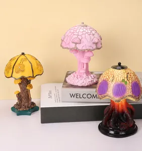Detalle de lámparas de mesa de hongo coloridas en resina estilo rústico europeo sobre libros