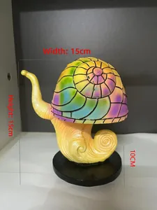 Vista detallada de lámpara caracol colorida con altura de 15cm y concha en espiral
