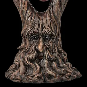 Primer plano detallado de escultura de hombre árbol de fantasía con textura de madera y rostro