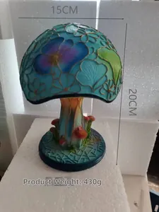 Vista detallada que muestra el ancho de 15 cm y la altura de 20 cm del adorno de hongo floral