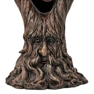 Maceta de resina con cara de árbol esculpida y textura realista de madera envejecida
