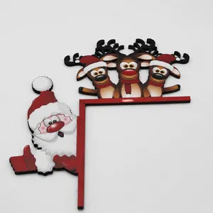 Detail view of wooden Santa and reindeer door frame corner decor with 20x23.5cm dimensions