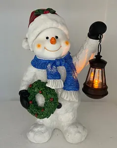 Mini Harz Schneemann Figur mit leuchtender Laterne und festlichem grünen Kranz