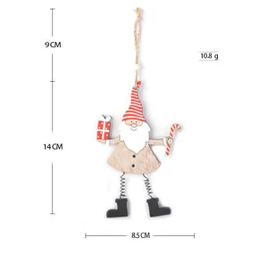 Détail macro de l'ornement suspendu Père Noël en bois avec mesures et ressorts