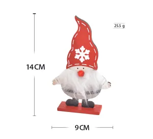 Detail der Holz-Wichtelfigur mit Maßen 14cm Höhe und 9cm Breite für Weihnachtsdekoration