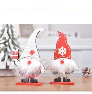 Detail von Weihnachts-Wichteln aus Holz mit langen Bärten und festlichen Mützen