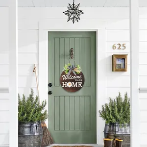 Détail d'une plaque de bienvenue rustique en bois avec verdure et nœud à carreaux sur la porte