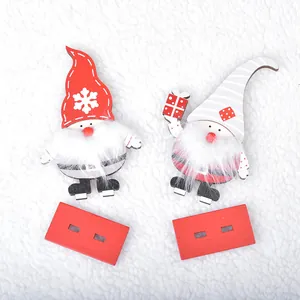 Handgefertigte Weihnachtsgnome aus Holz im Set mit rotem Sockel und Kunstschneeboden