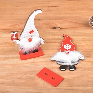 Weihnachtliche Wichtel-Deko aus Holz mit Kunstfellbart auf hellem Holzgrund
