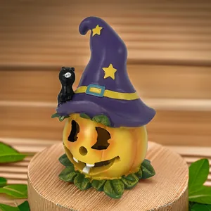 Détail de la figurine Halloween citrouille en résine avec chapeau violet et chaton