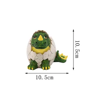 Detailansicht eines Mini-Dinosauriers im Ei mit Abmessungen von 10,5 cm Höhe und Breite